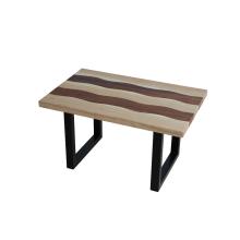 Table rectangulaire en bois de châtaignier/iroko avec base en fer noir mat incluse.