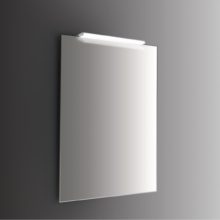 Miroir rectangulaire poli, cadre en PVC gris et lampe en aluminium chromé.